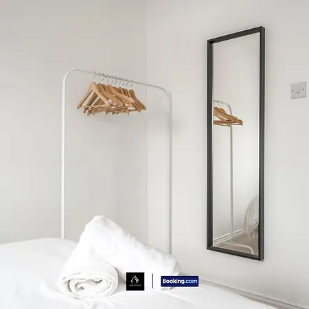2 Bed House By Boyeilles Apartments Short Lets & Serviced Accommodation Belfast With Balcony & Free Parking Exterior photo