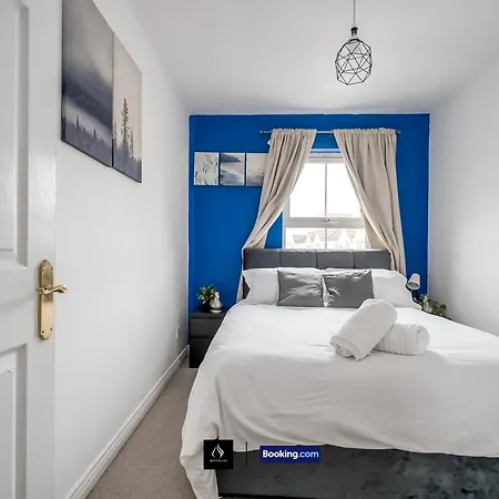2 Bed House By Boyeilles Apartments Short Lets & Serviced Accommodation Belfast With Balcony & Free Parking Exterior photo