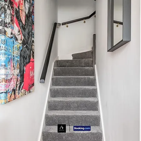 2 Bed House By Boyeilles Apartments Short Lets & Serviced Accommodation Belfast With Balcony & Free Parking Exterior photo