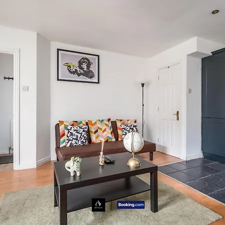 2 Bed House By Boyeilles Apartments Short Lets & Serviced Accommodation Belfast With Balcony & Free Parking Exterior photo