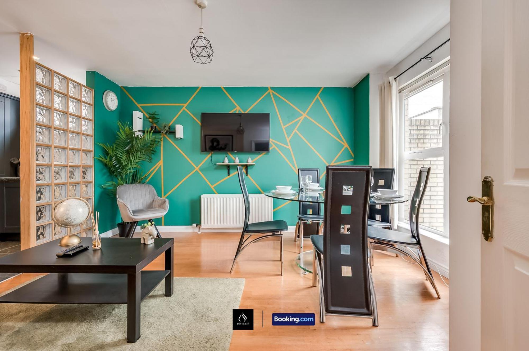 2 Bed House By Boyeilles Short Lets & Serviced With Balcony & Free Parking Holiday home *