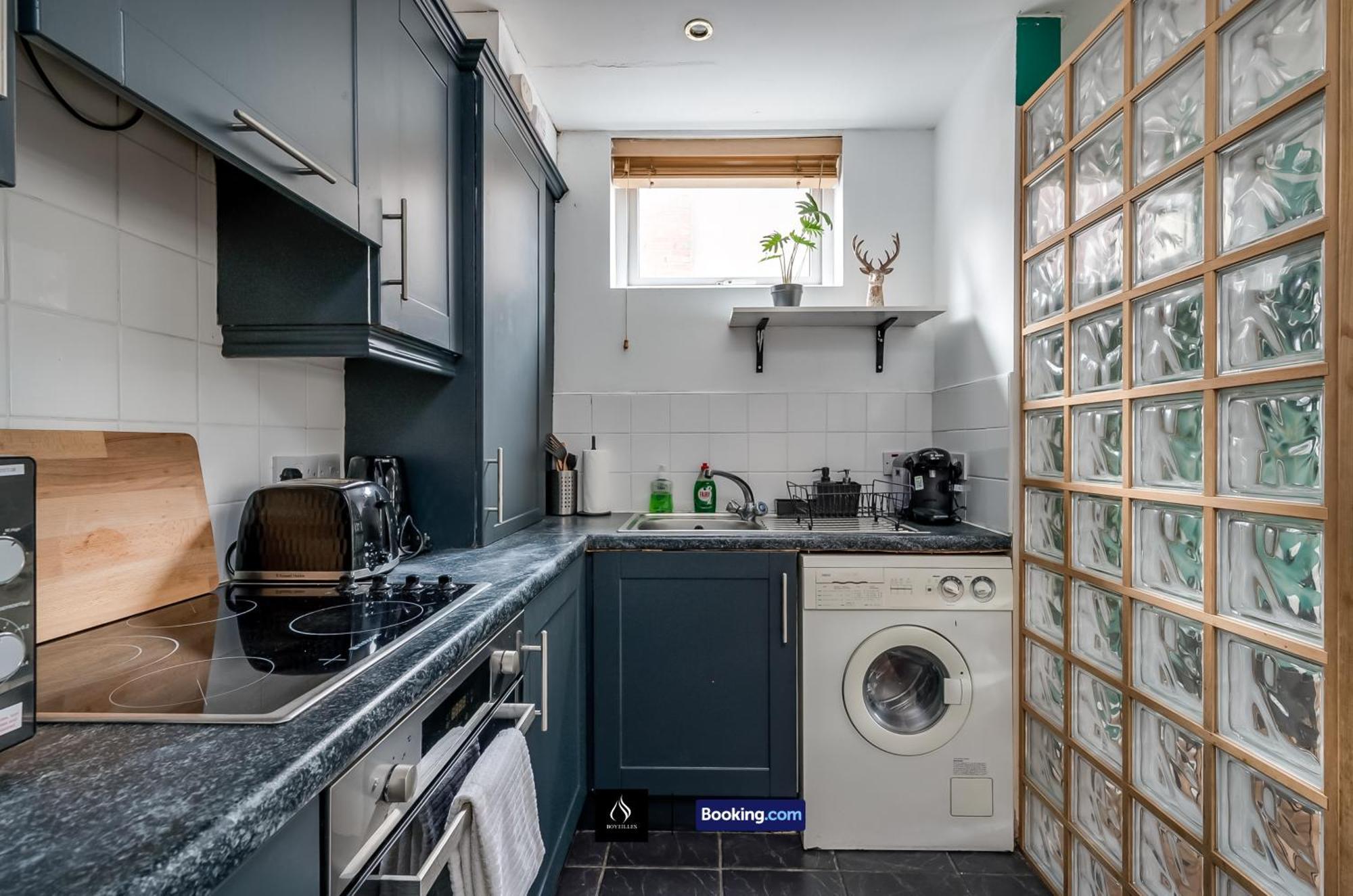 2 Bed House By Boyeilles Short Lets & Serviced With Balcony & Free Parking * Belfast