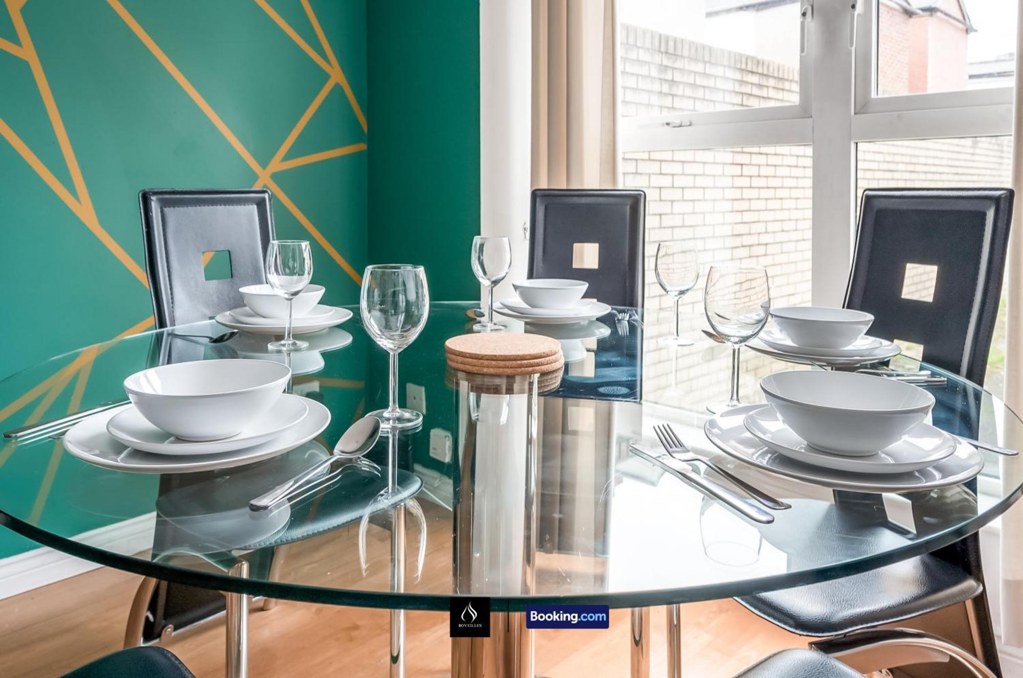 2 Bed House By Boyeilles Short Lets & Serviced With Balcony & Free Parking
