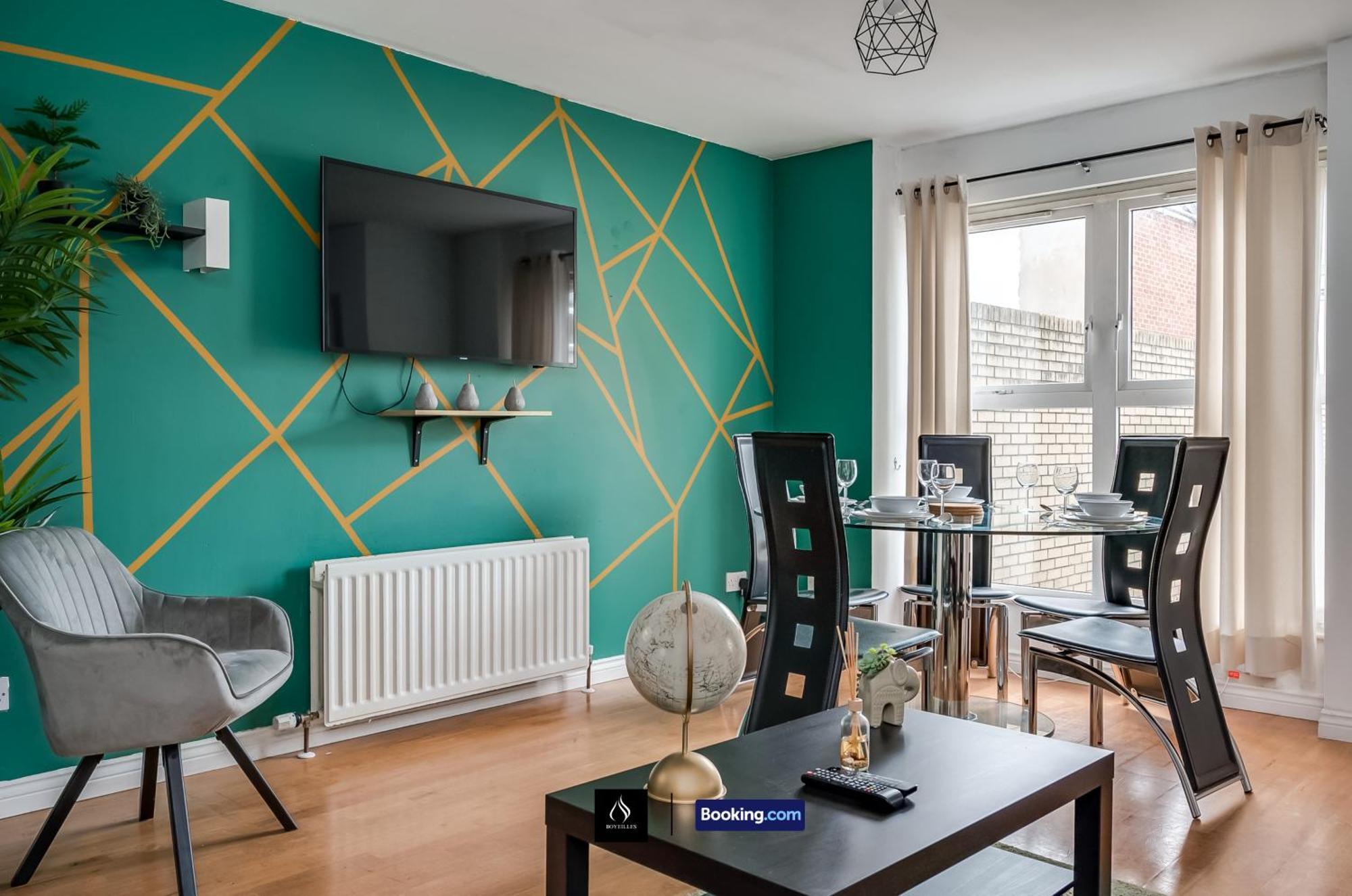 2 Bed House By Boyeilles Short Lets & Serviced With Balcony & Free Parking Holiday home Belfast