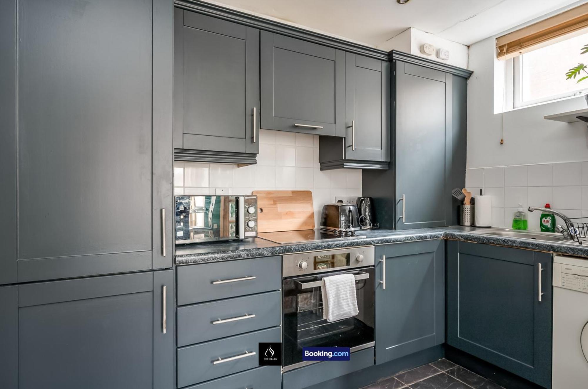 2 Bed House By Boyeilles Short Lets & Serviced With Balcony & Free Parking