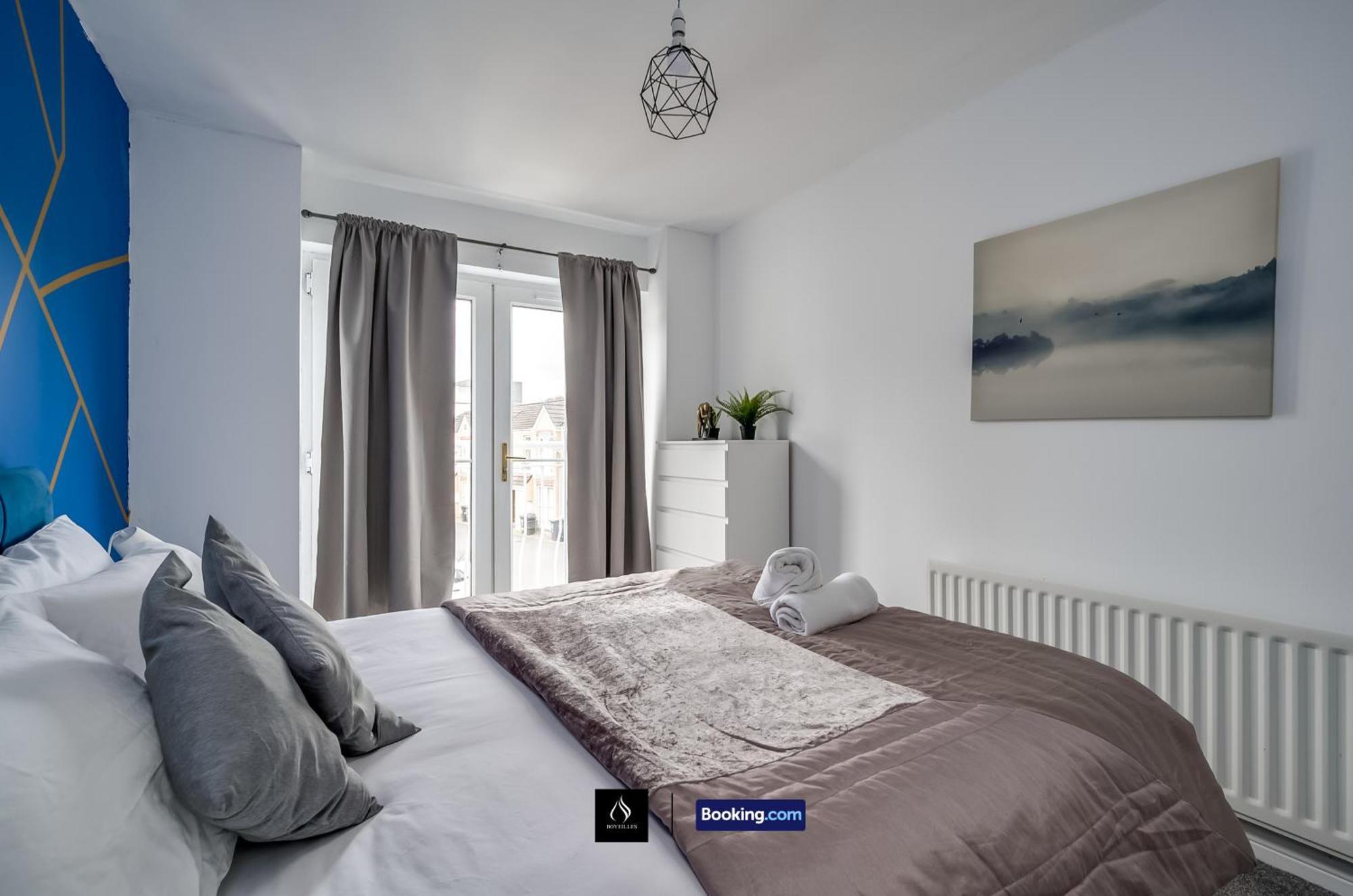2 Bed House By Boyeilles Short Lets & Serviced With Balcony & Free Parking Casa de Férias