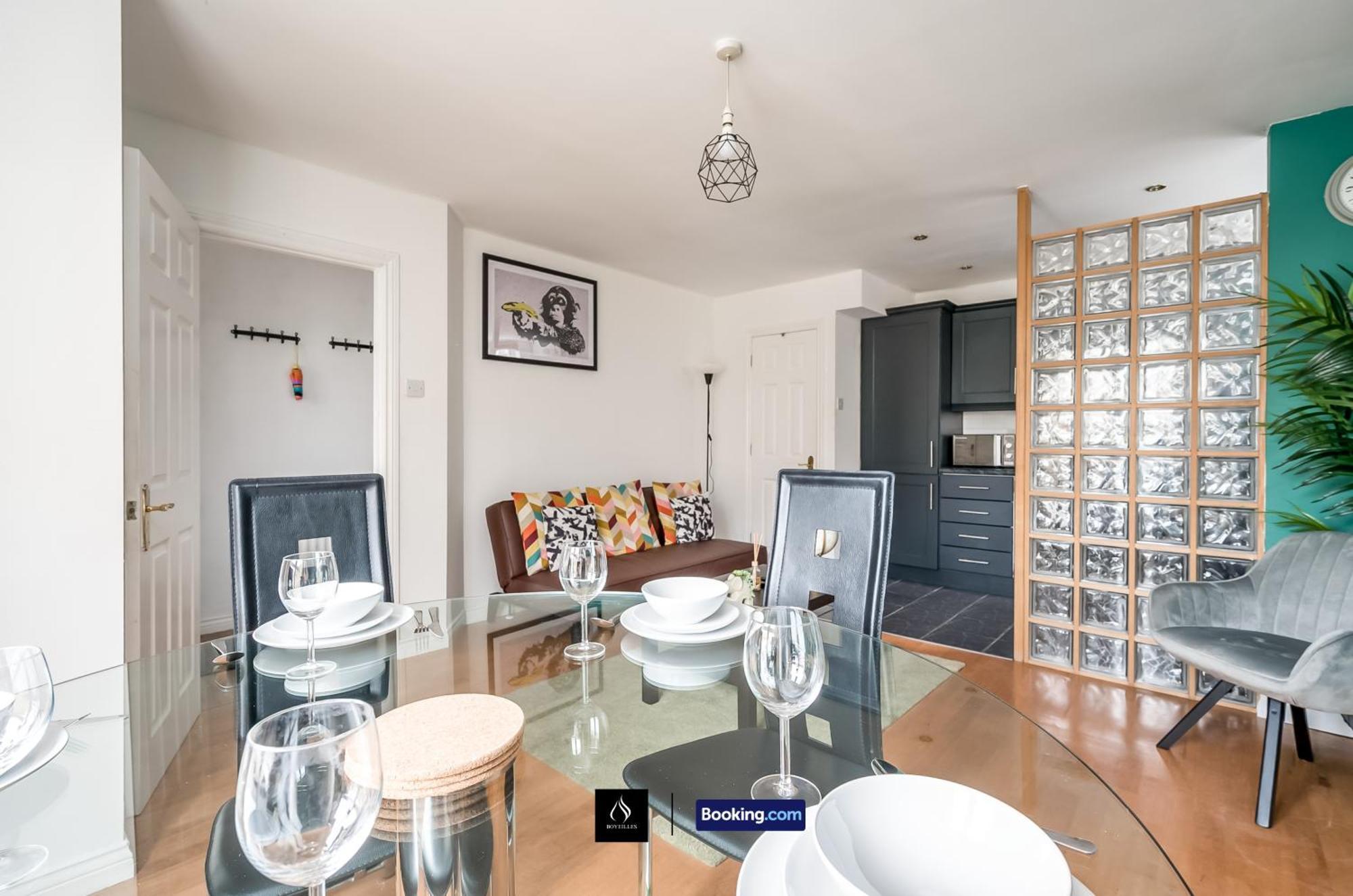 Holiday home 2 Bed House By Boyeilles Short Lets & Serviced With Balcony & Free Parking