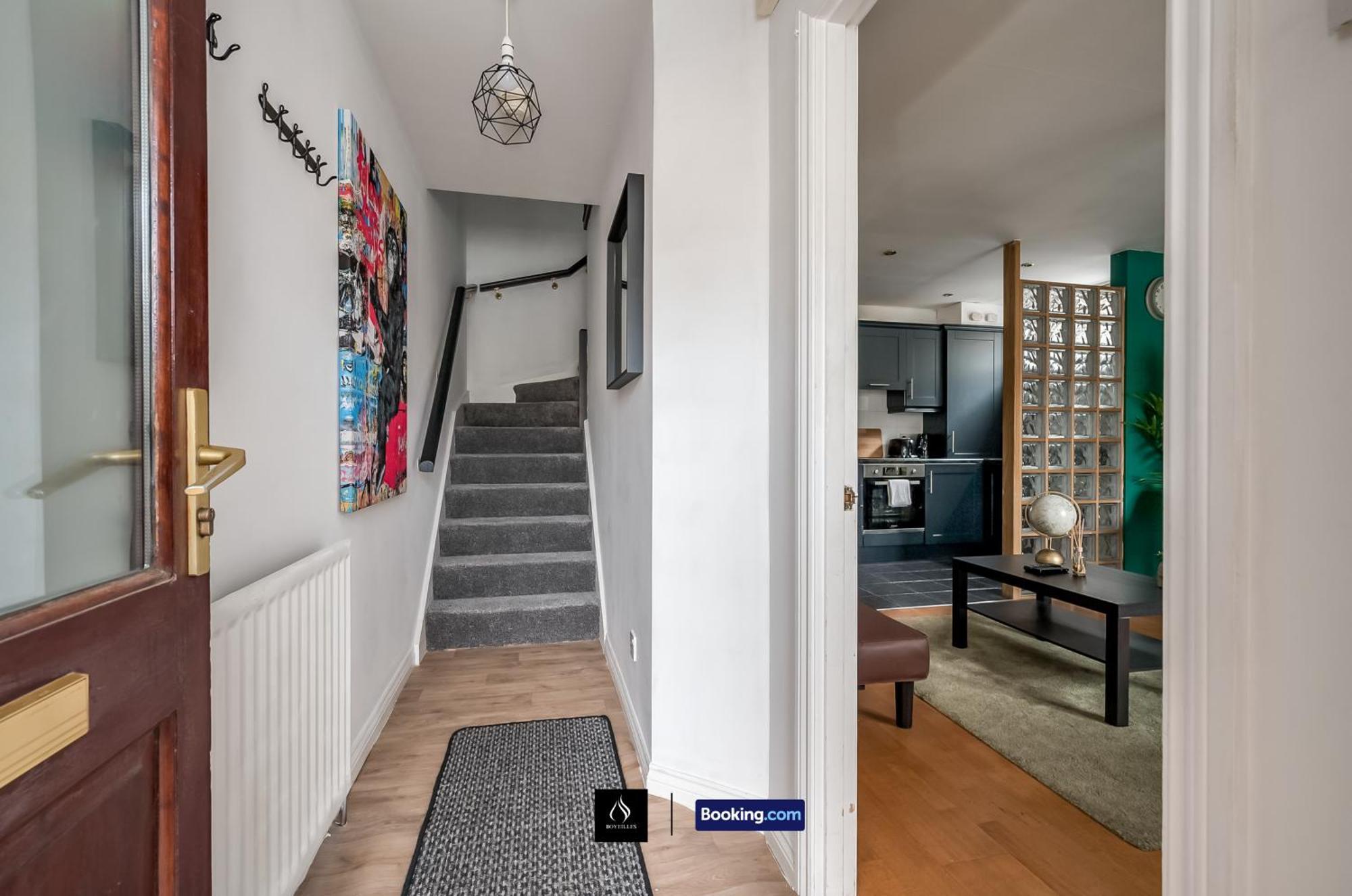 Holiday home 2 Bed House By Boyeilles Short Lets & Serviced With Balcony & Free Parking *