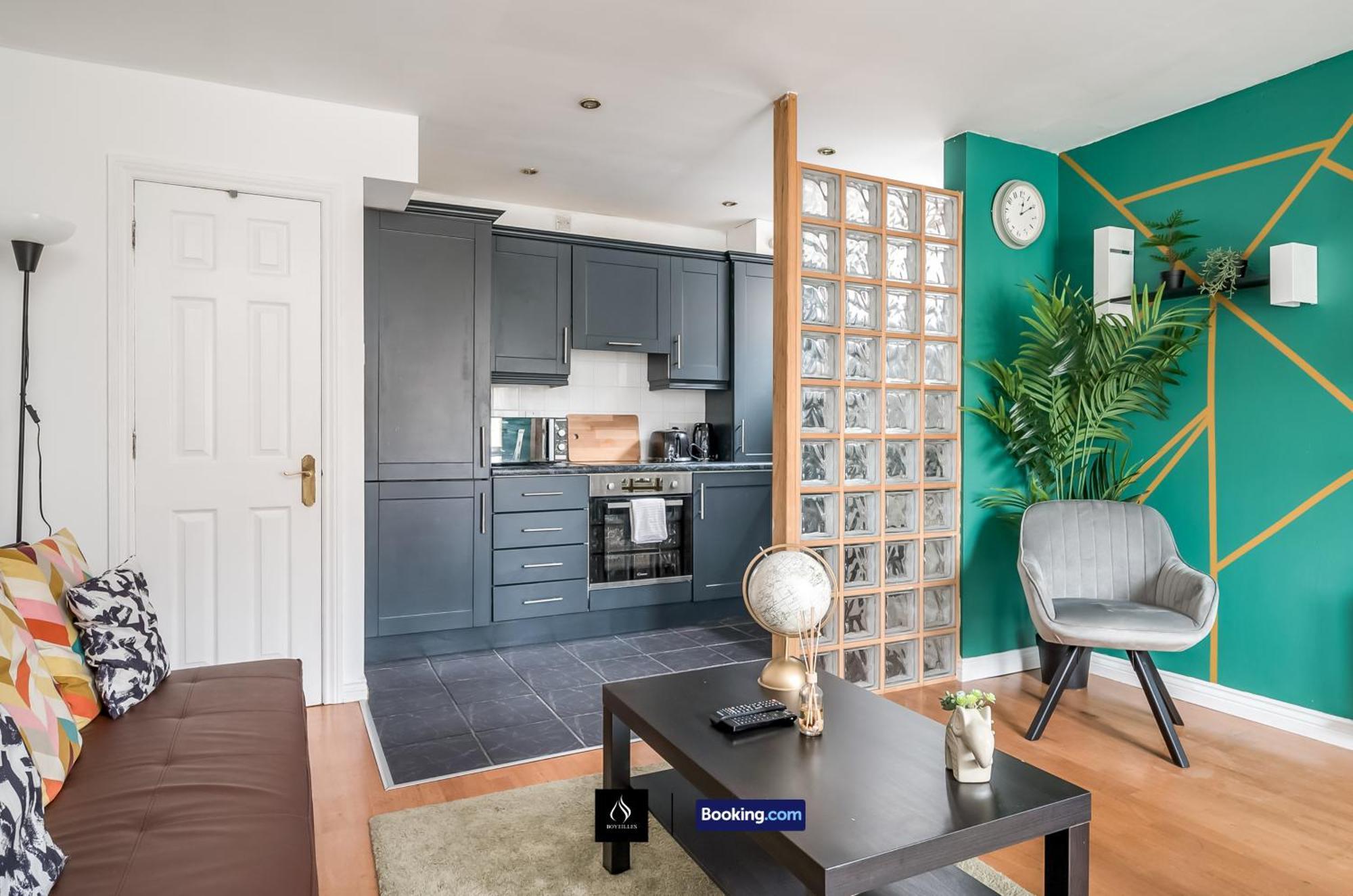 2 Bed House By Boyeilles Short Lets & Serviced With Balcony & Free Parking *