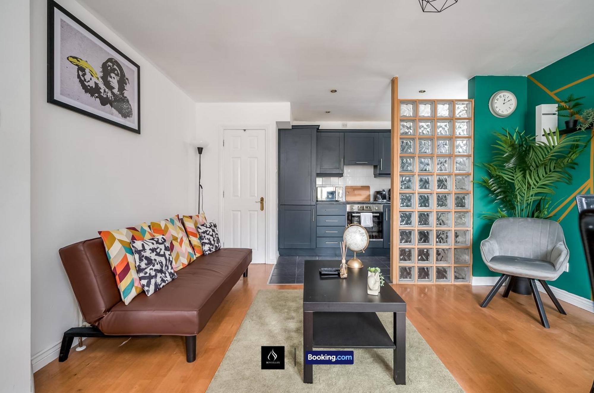 2 Bed House By Boyeilles Short Lets & Serviced With Balcony & Free Parking Belfast