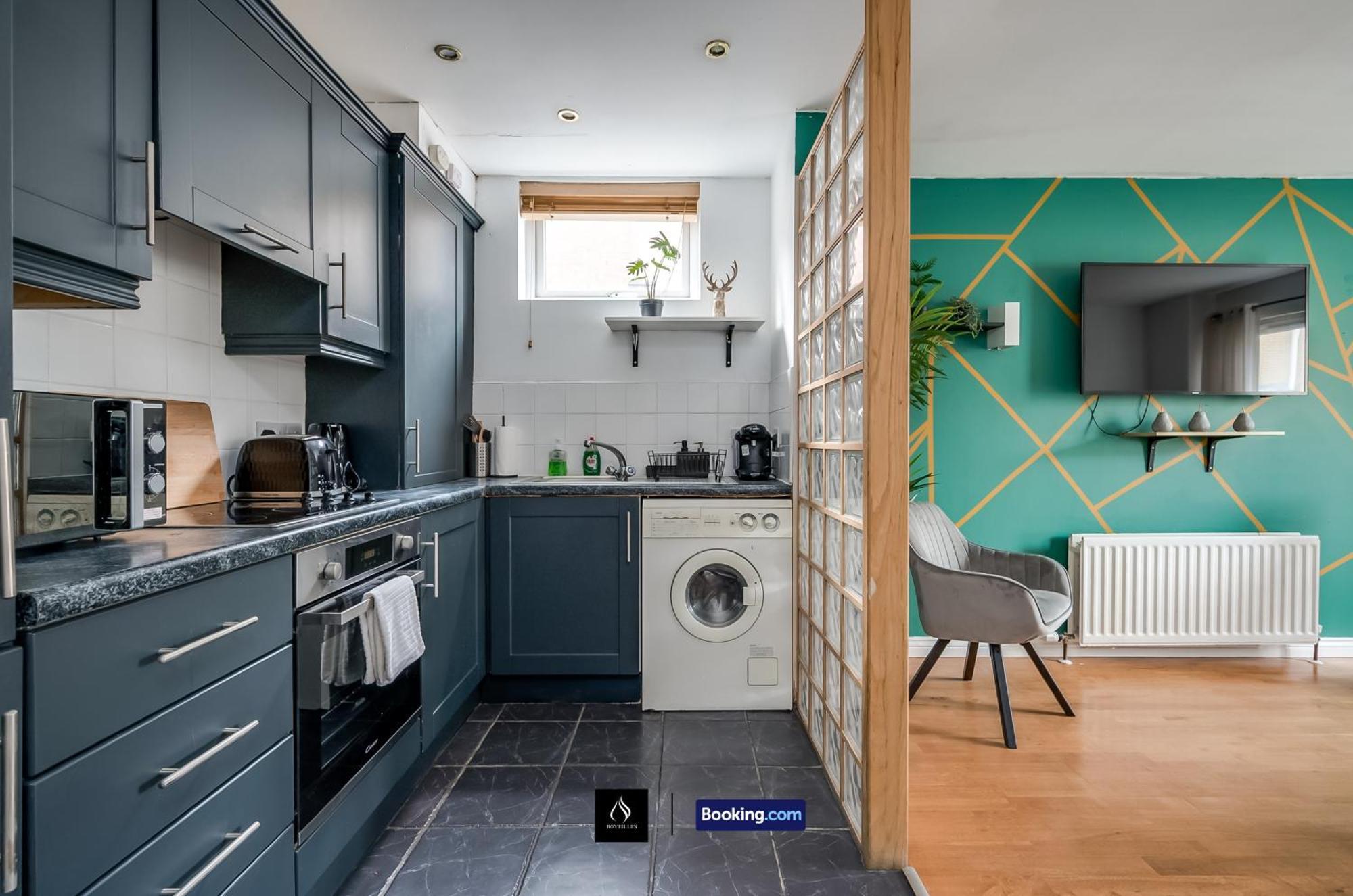 2 Bed House By Boyeilles Short Lets & Serviced With Balcony & Free Parking * Belfast