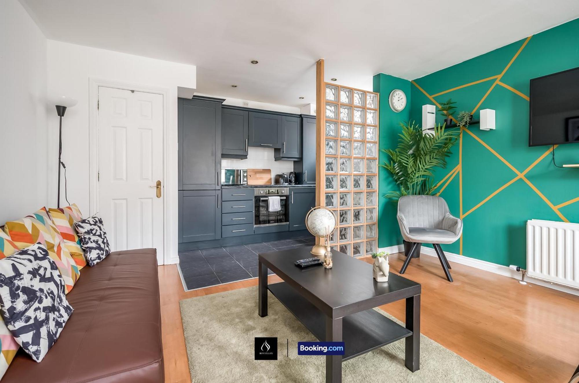 2 Bed House By Boyeilles Short Lets & Serviced With Balcony & Free Parking Holiday home