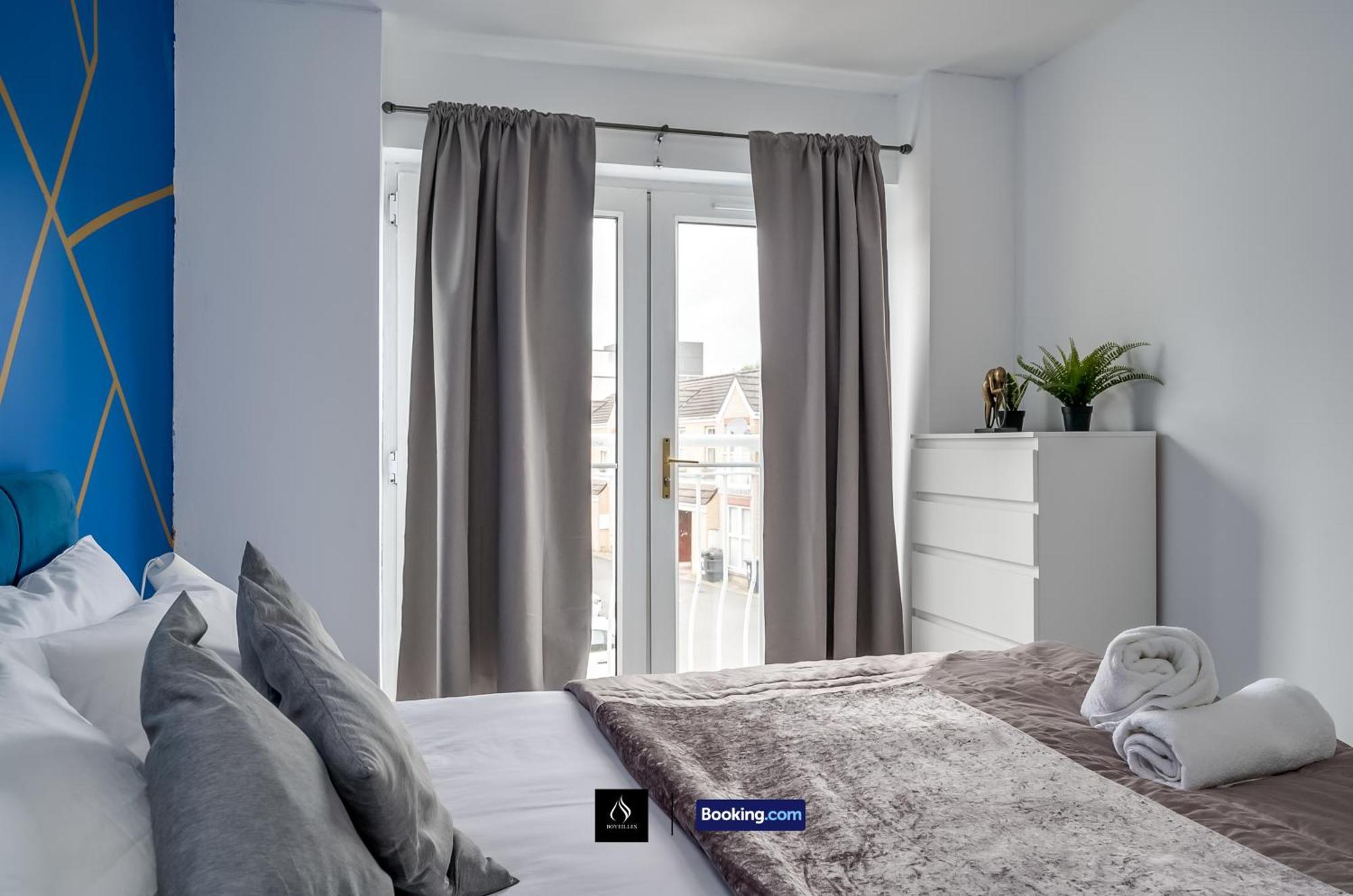 Holiday home 2 Bed House By Boyeilles Short Lets & Serviced With Balcony & Free Parking