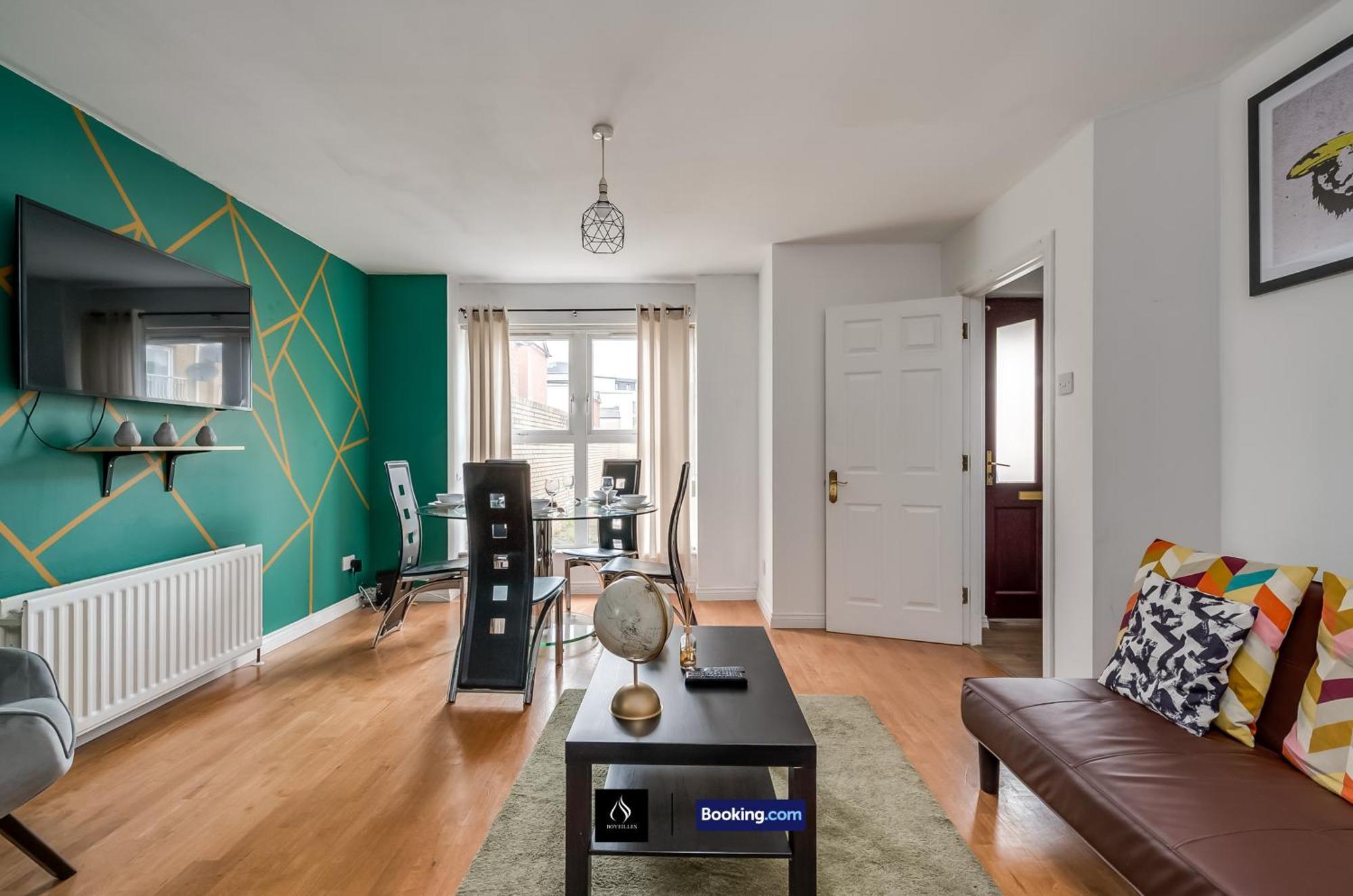 2 Bed House By Boyeilles Short Lets & Serviced With Balcony & Free Parking *