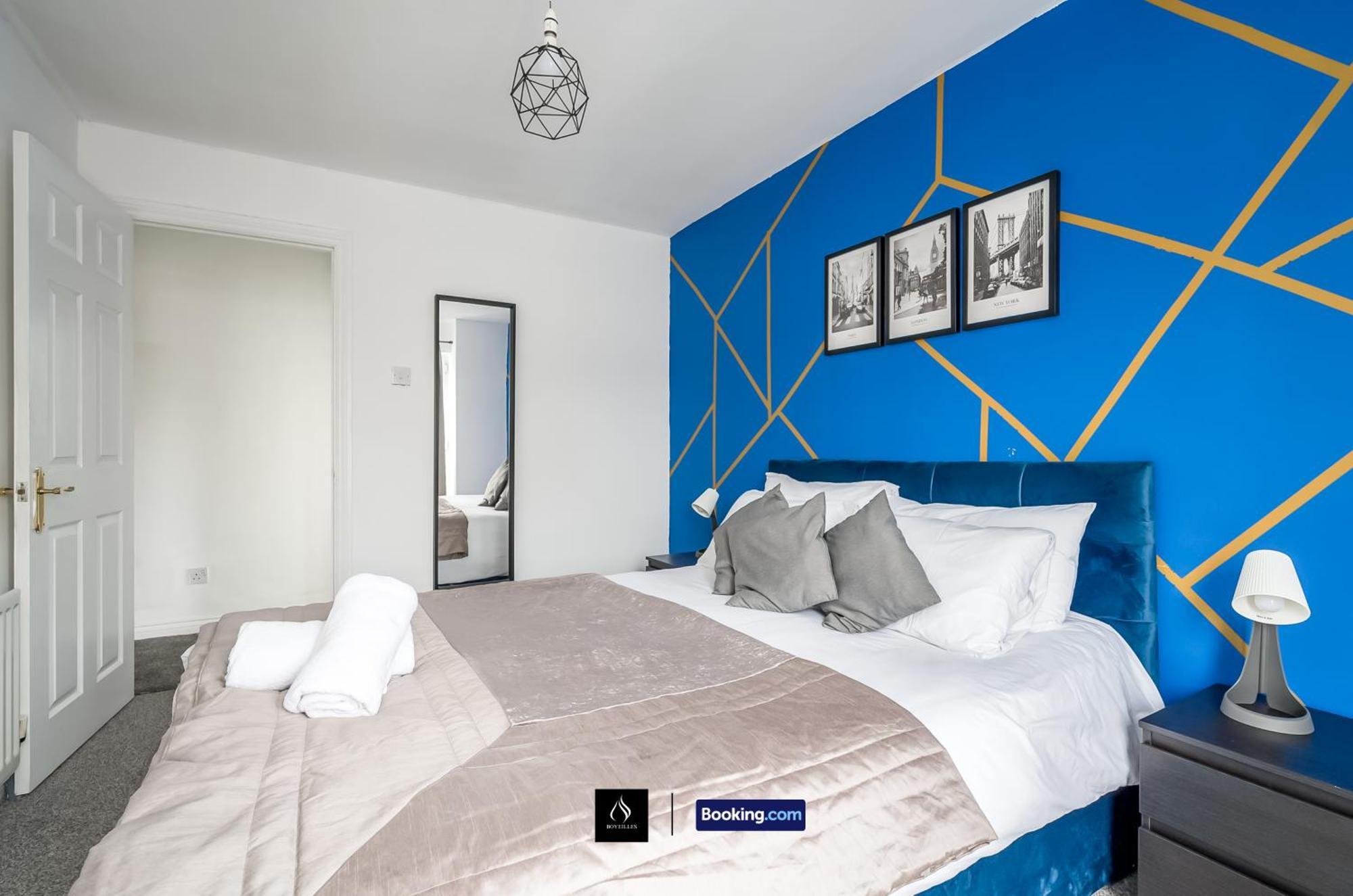 2 Bed House By Boyeilles Short Lets & Serviced With Balcony & Free Parking