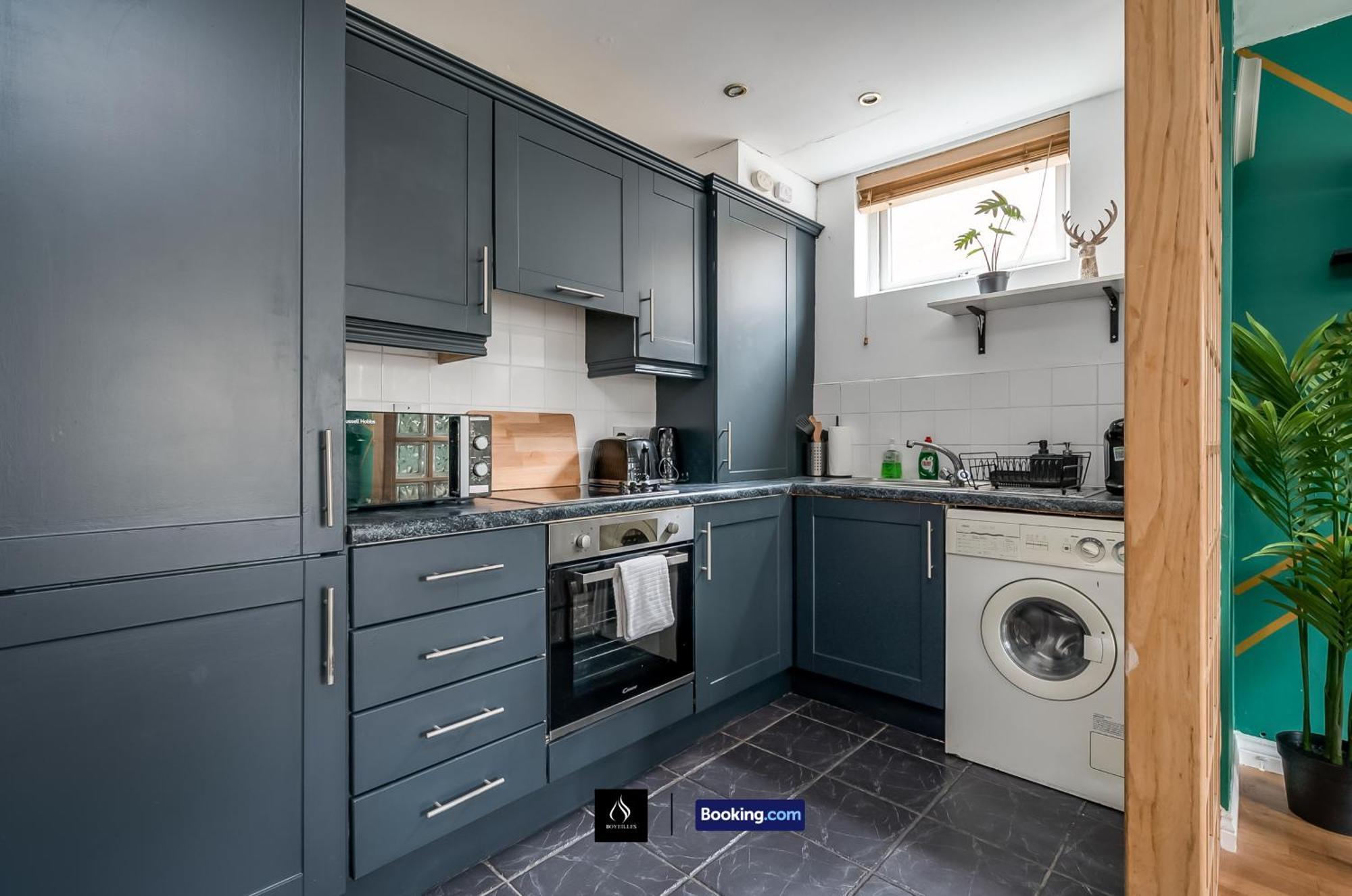 2 Bed House By Boyeilles Short Lets & Serviced With Balcony & Free Parking Holiday home