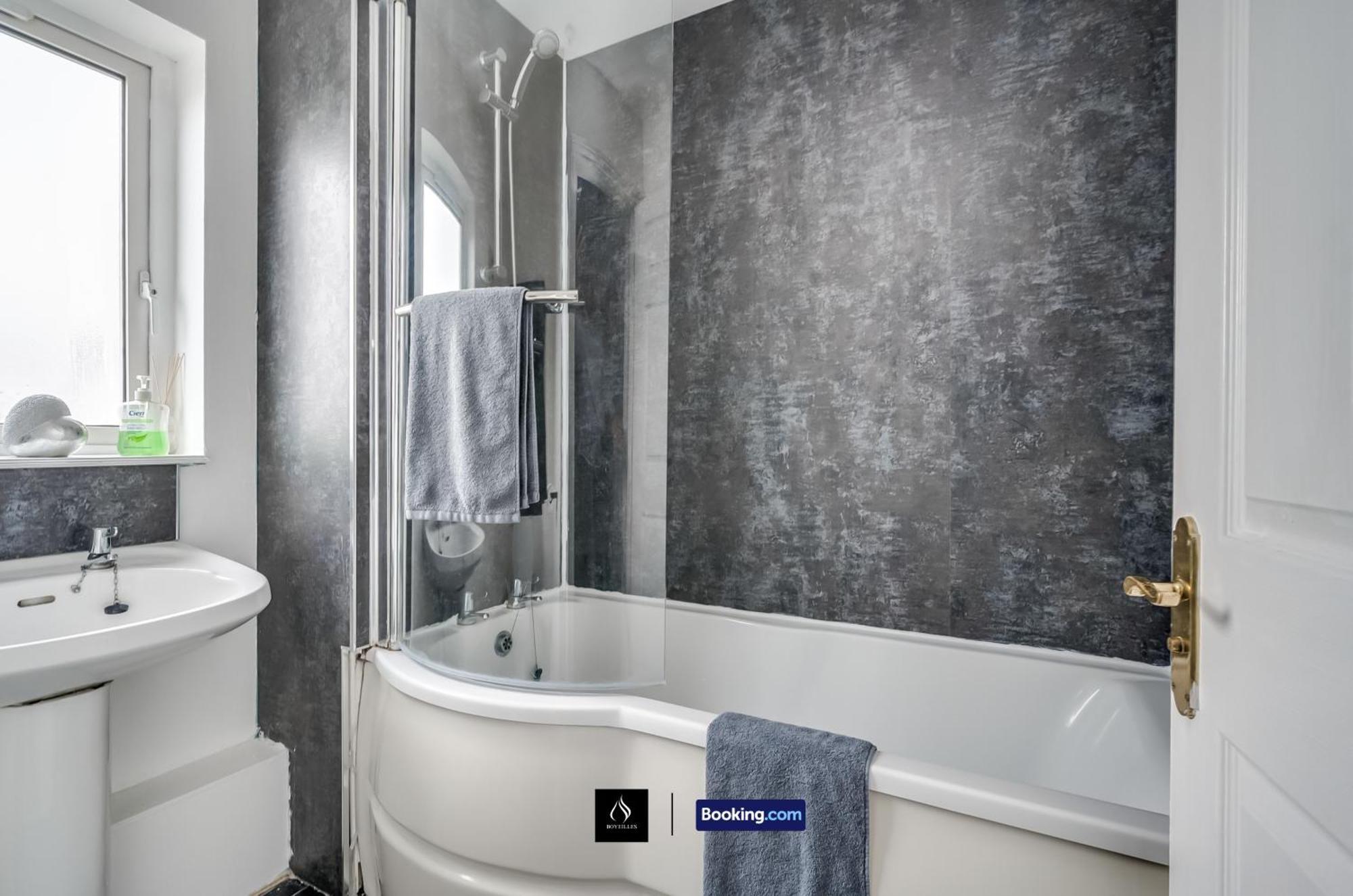 Holiday home 2 Bed House By Boyeilles Short Lets & Serviced With Balcony & Free Parking