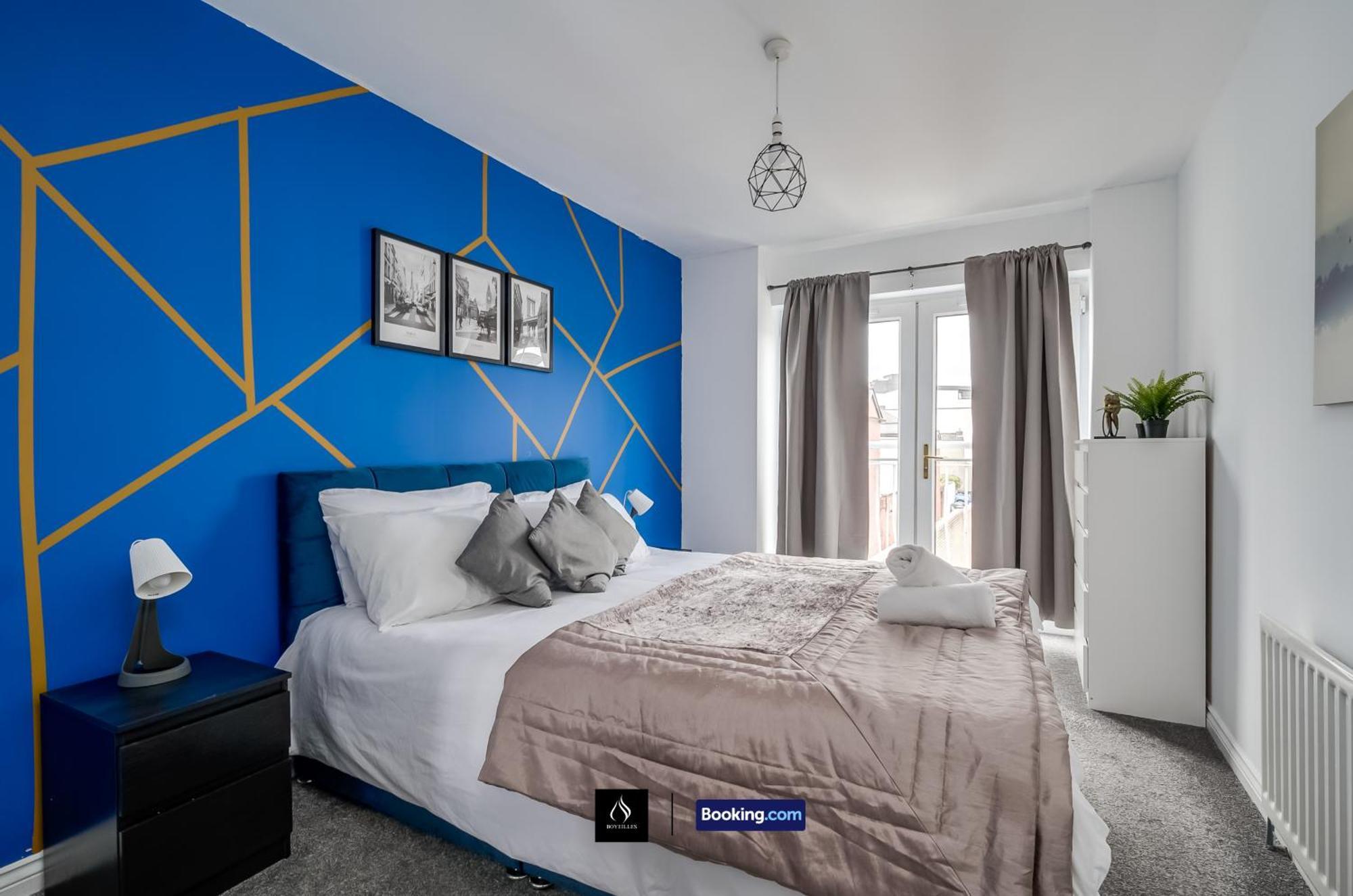 2 Bed House By Boyeilles Short Lets & Serviced With Balcony & Free Parking *