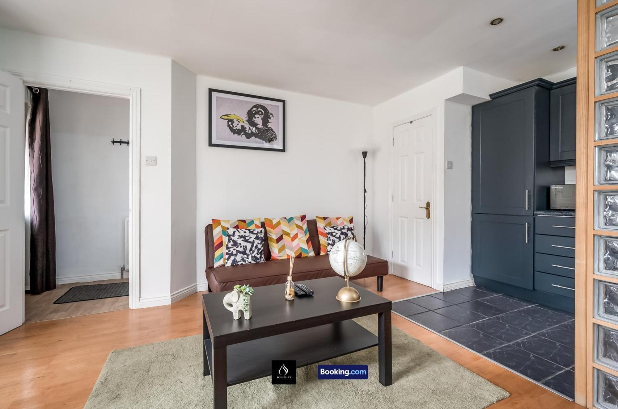 2 Bed House By Boyeilles Short Lets & Serviced With Balcony & Free Parking Casa de Férias *